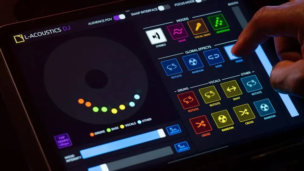 Sala de DJ do SUGO mostrando controles de DJ e ambiente de clube com usuários participando