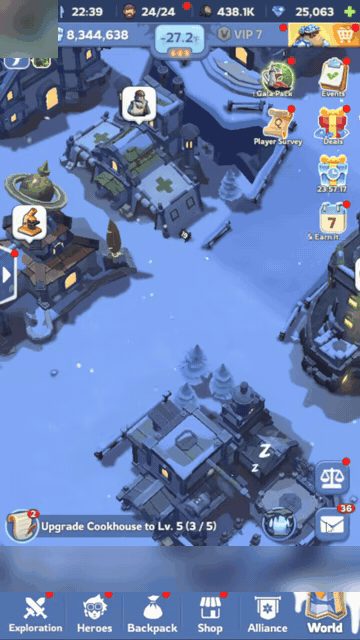 Panoramique animé sur une base de ville Whiteout Survival avec les icônes d'événements et la barre de navigation inférieure, avatar flouté
