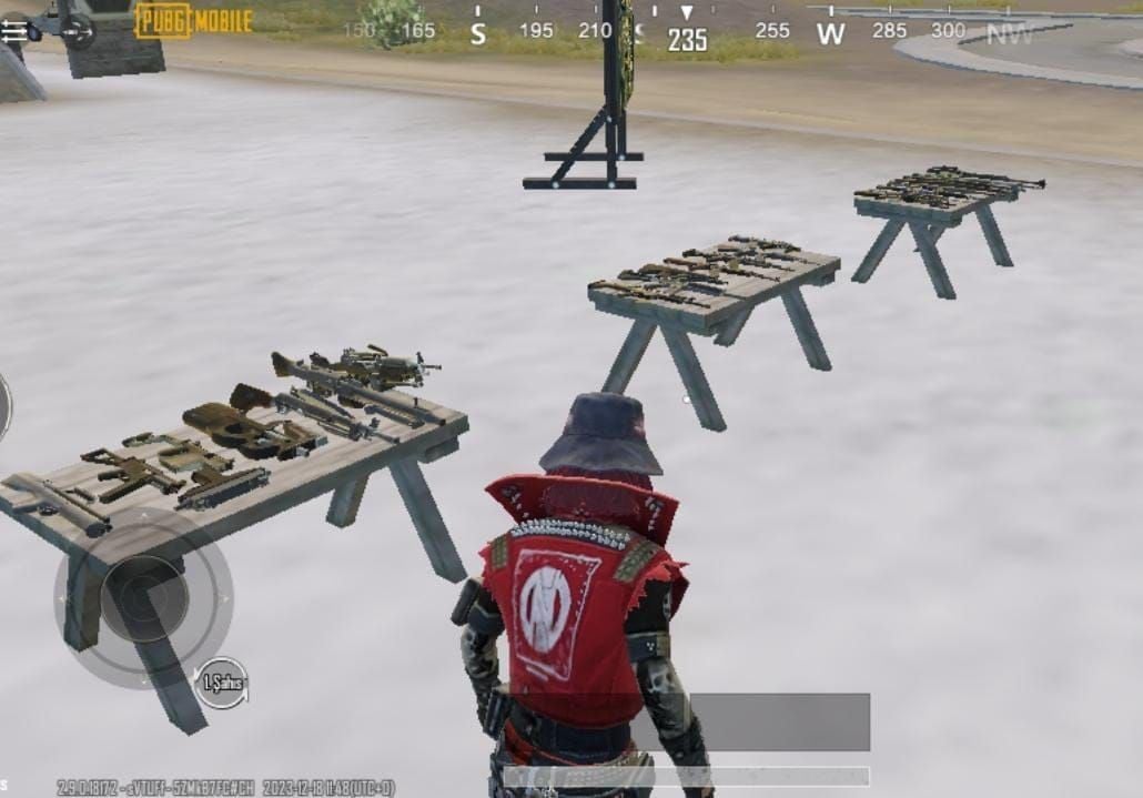 PUBG Mobile Training Ground screenshot showing weapon testing area with assault rifles and various scope attachments for sensitivity calibration