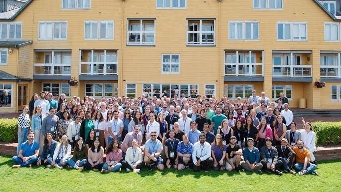 Rozhraní misí Hiya Live zobrazující odemčené mise Tier 3 po zakoupení karty