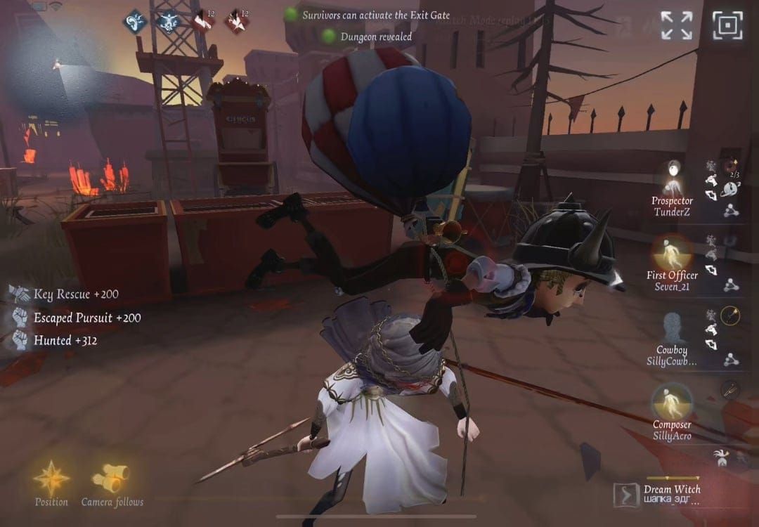 Скриншот профессионального геймплея Identity V, демонстрирующий продвинутые техники кайтинга и позиционирования