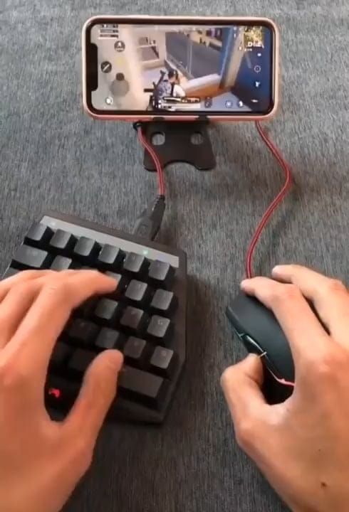 Vergleich der PUBG Mobile-Steuerungsmethoden, der mobile Touch-Steuerungen im Vergleich zu PC-Tastatur- und Maus-Setups zeigt