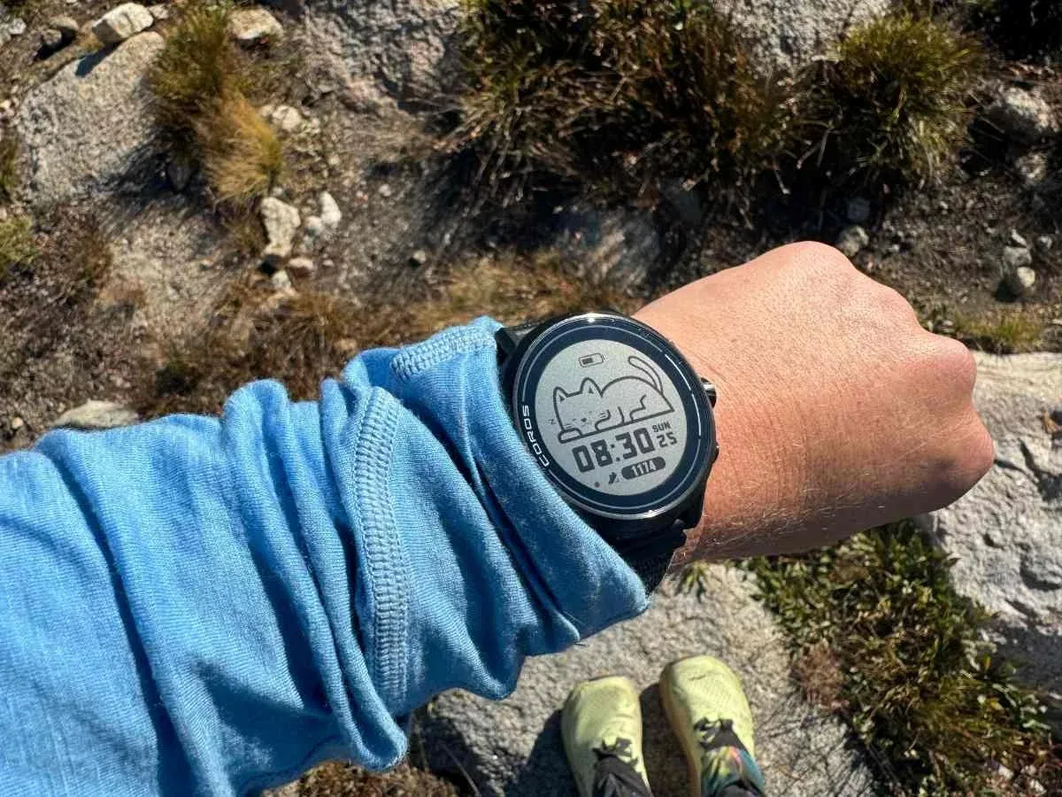 Smartwatch care calibrează mișcarea pasului pe o pistă de atletism