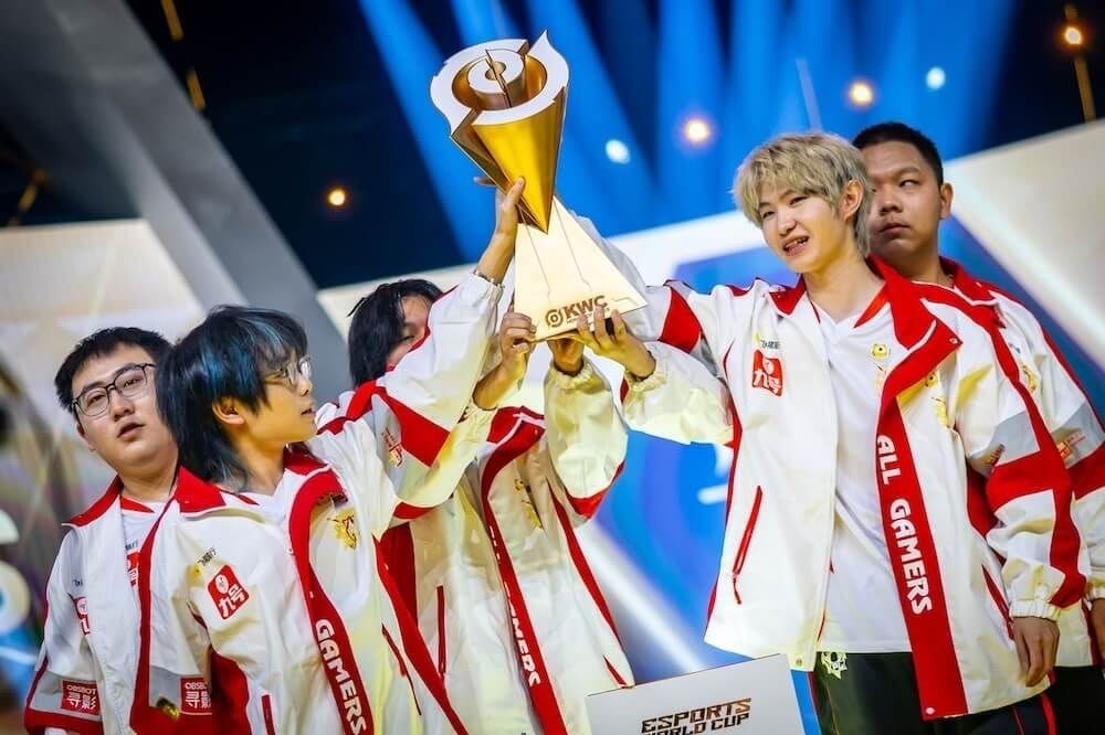 Chen 'Zoe' Jiahao from AG.AL team celebrating MVP award at Honor of Kings World Cup 2025