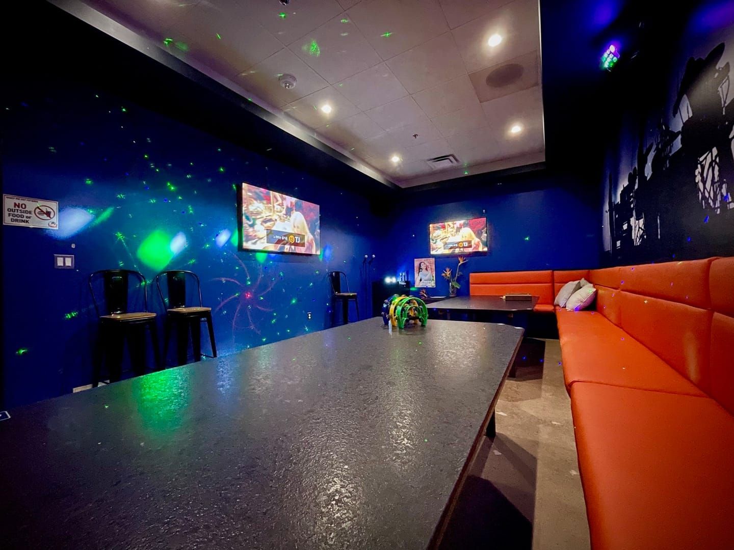 Salas temáticas SUGO mostrando espaços de karaokê, trivia e RPG em um evento de colaboração