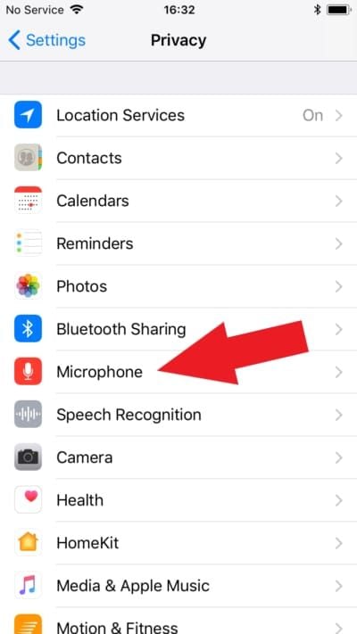 Configuración de iOS para WeSing mostrando el interruptor de permiso de micrófono apagado y encendido