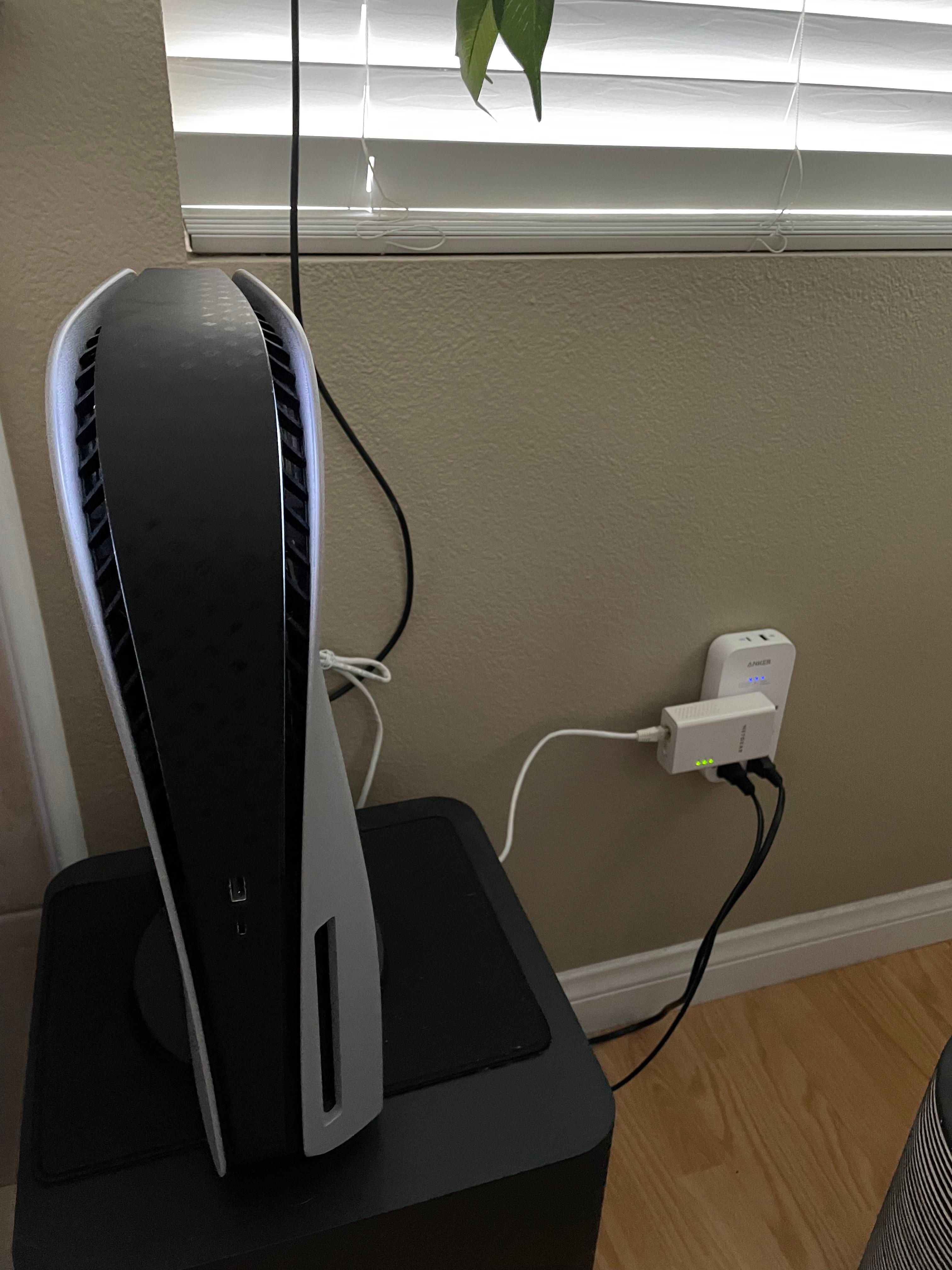 Ethernetový kabel Cat 6 zapojený do zadní části konzole PlayStation 5
