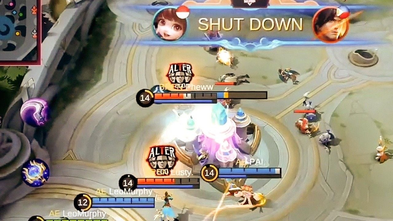 Mobile Legends 團戰防禦塔場景，配備輝月與重疊的血量條