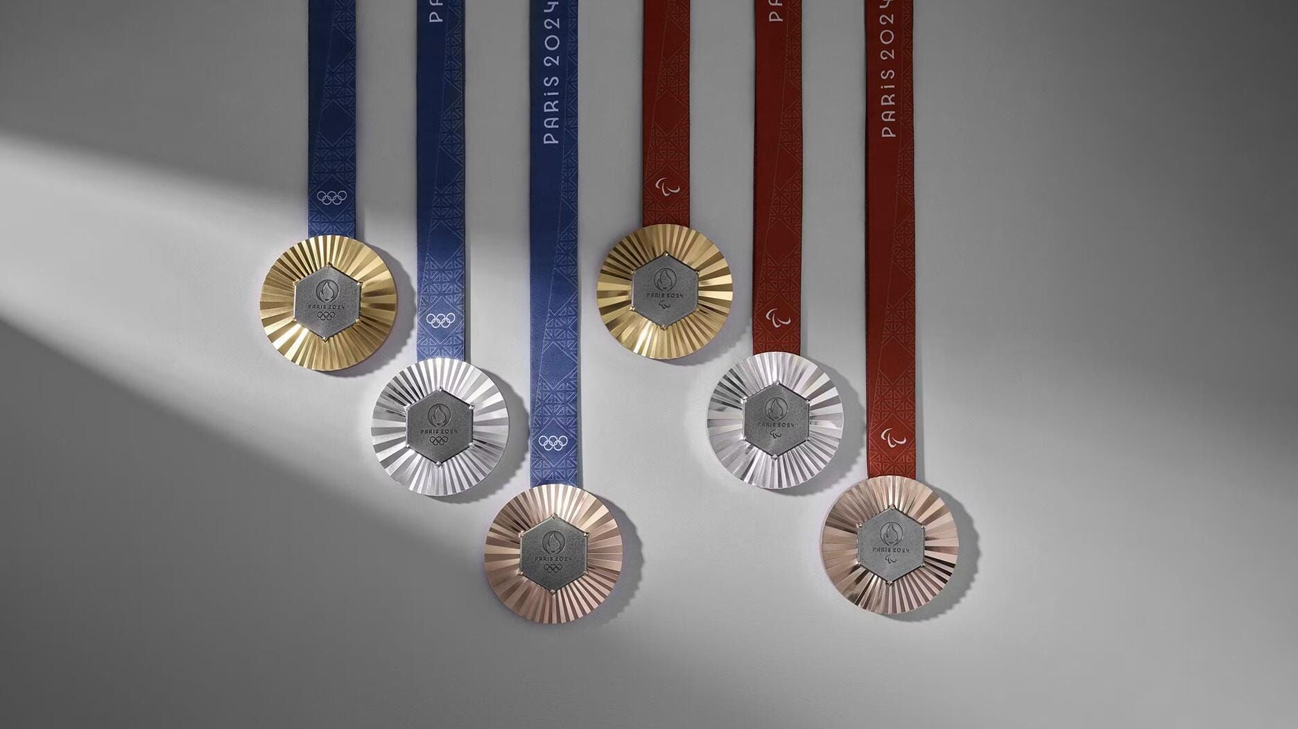 Comparison of different Chamet badge types including VIP, achievement, and exclusive badges