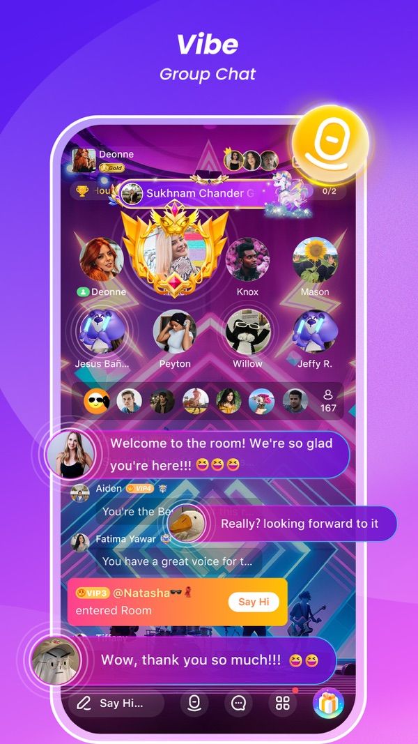Sugo 在 App Store 上的官方截图，展示了带有麦位和聊天消息的多人语音聊天室