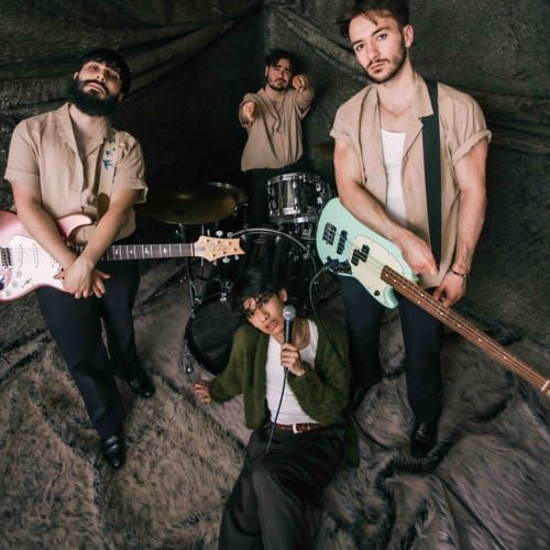 Guia do aplicativo MICO mostrando a adição manual de membros ao grupo a partir da lista de contatos