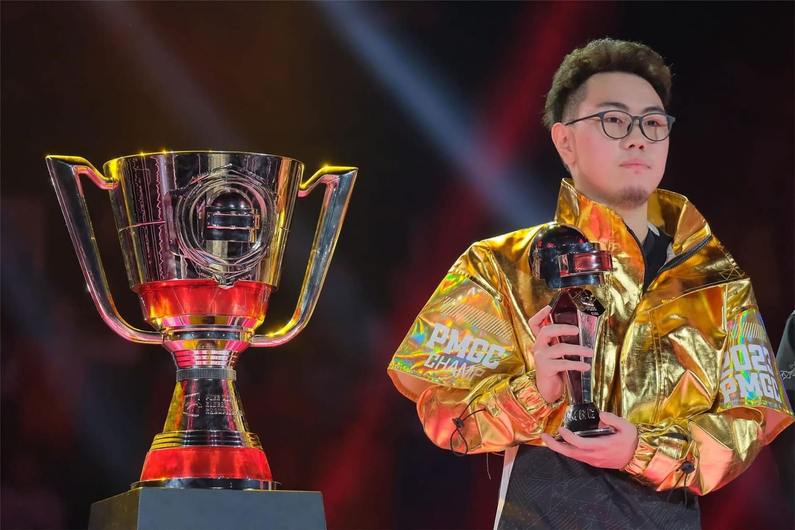 Interface du Point Photo de Champion de PUBG Mobile montrant l'interaction de l'escouade et les récompenses du Pack de Champion