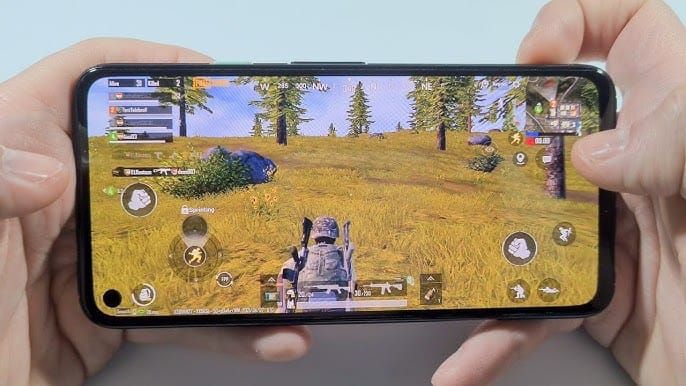 Comparison of Samsung S24, S23, and Google Pixel 8 Pro smartphones showing hardware specifications for PUBG Mobile 120 FPS gaming