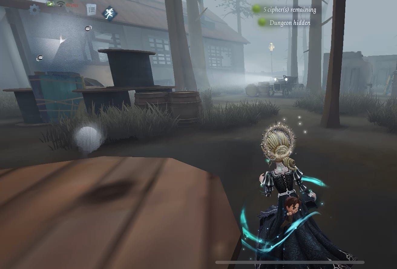 Identity V gameplay screenshot demonstrating rubber-banding due to 999ms ping